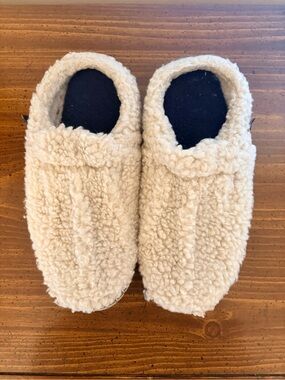 L.L. Bean Cream Sherpa Slip-On Women’s Slippers Casual Comfort Cozy Luxury